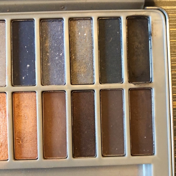 Enticed M/D Measurable Difference Eyeshadow Palette. - Picture 8 of 8